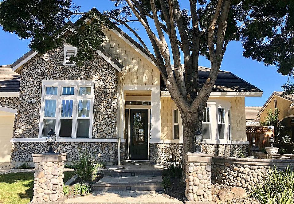 1541 Biarritz St photo 2