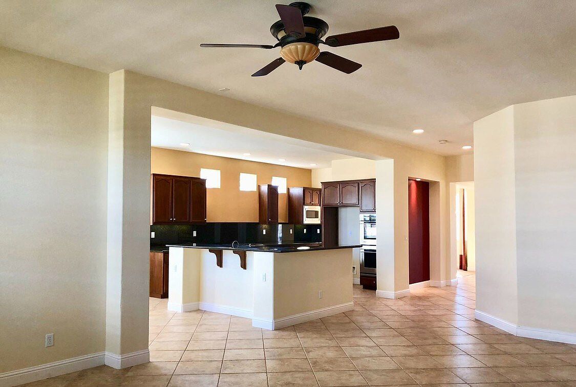 1541 Biarritz St photo 5