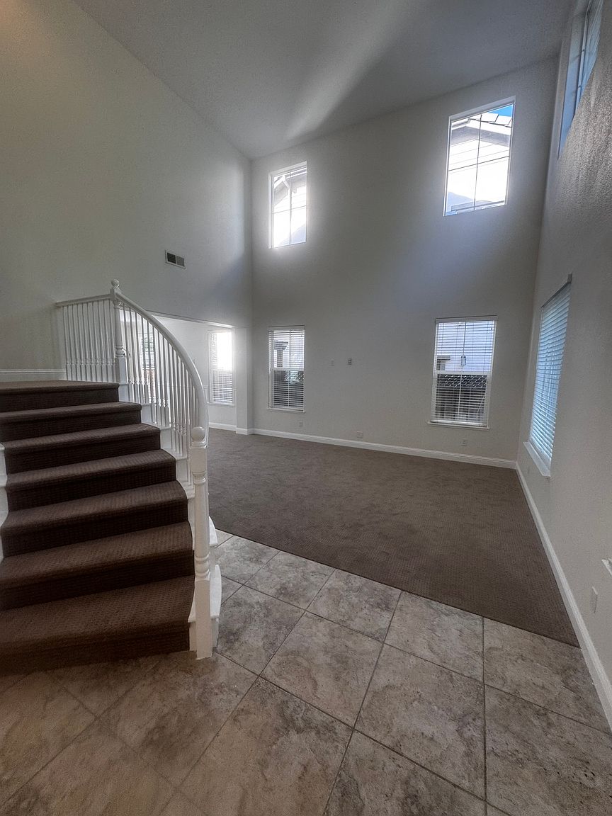 511 W Las Brisas Dr photo 3