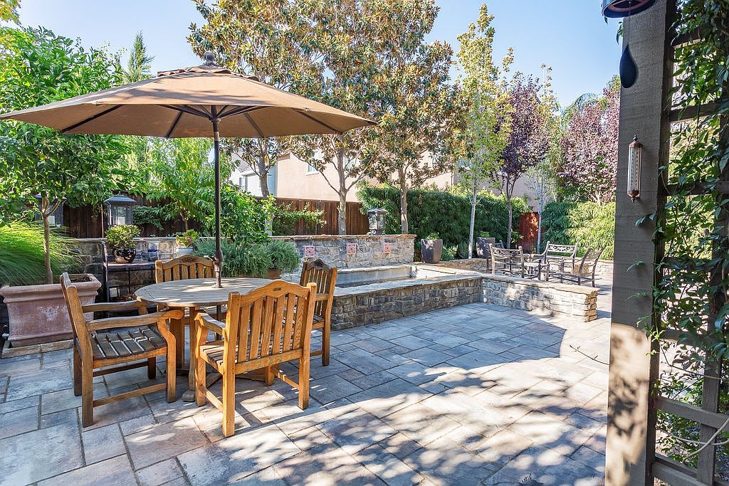 539 W Moraga St photo 3