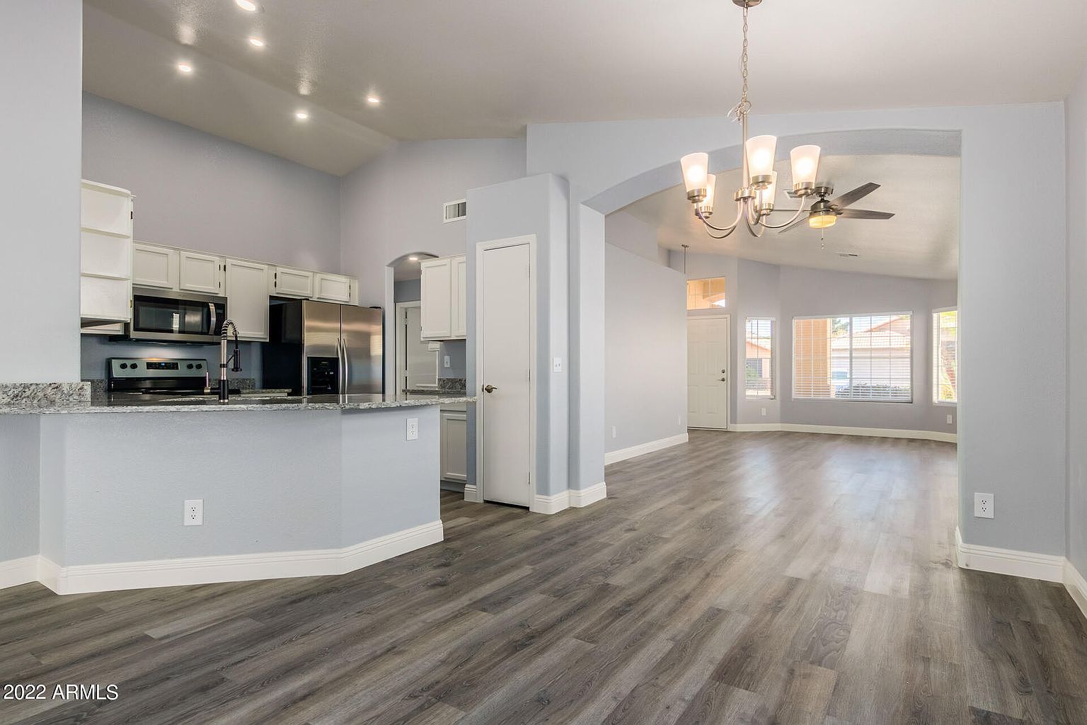 109 W Helena Dr Phoenix, AZ 85023 photo 2