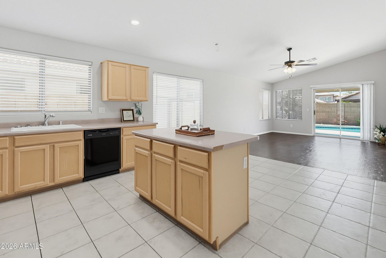 543 W Grovers Ave photo 5