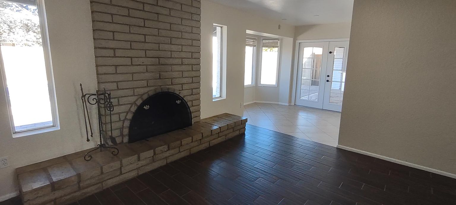 240 E Muriel Dr photo 4