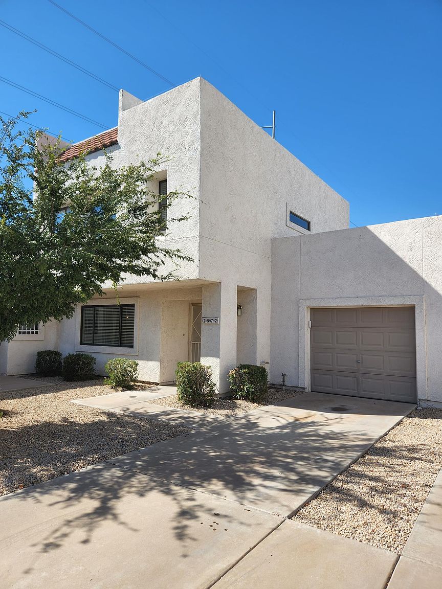 2572 W Marconi Ave photo 2