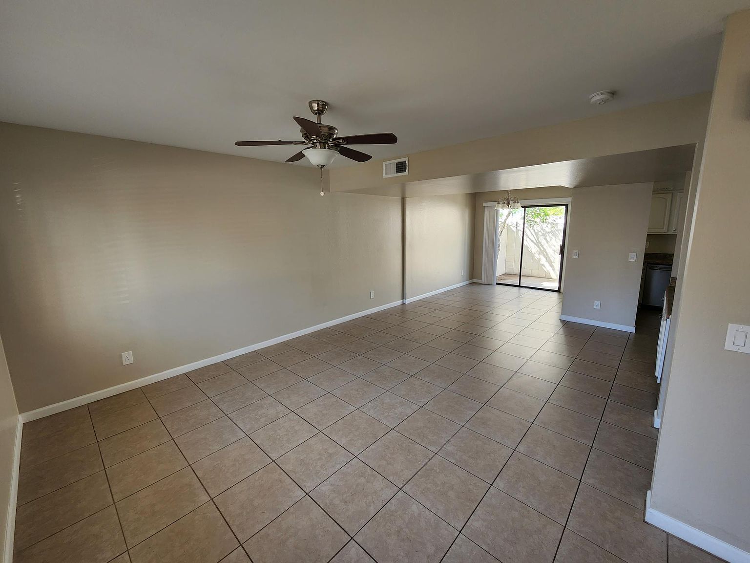 2572 W Marconi Ave photo 4