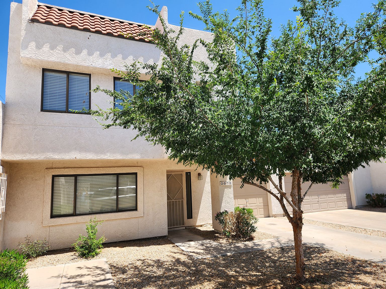 2572 W Marconi Ave photo 3