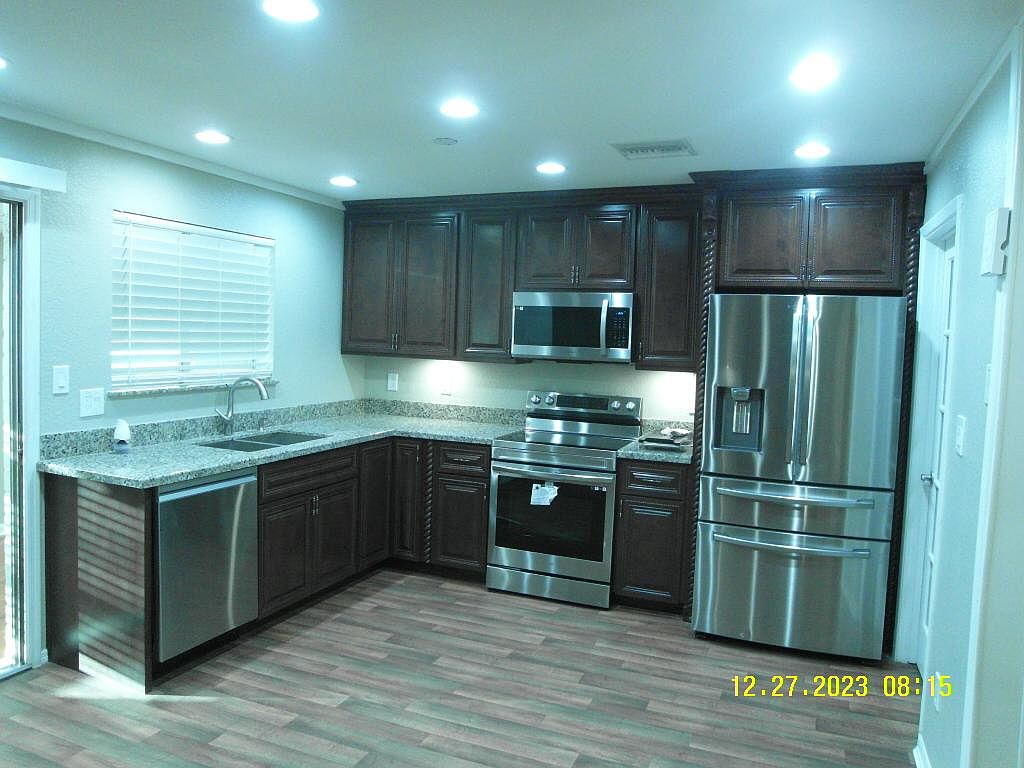 905 W Saint John Rd photo 3