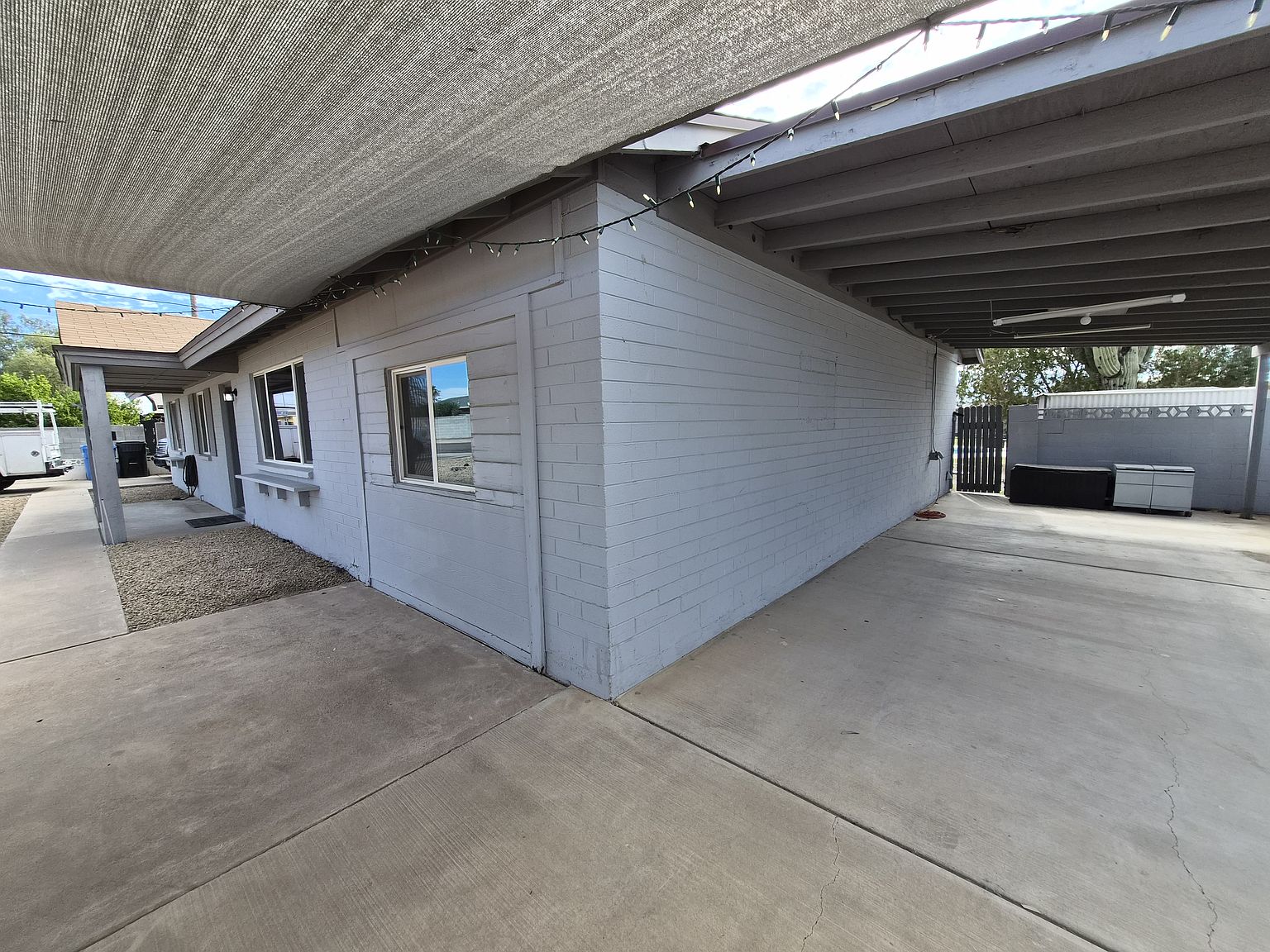 2401 W Angela Dr photo 3