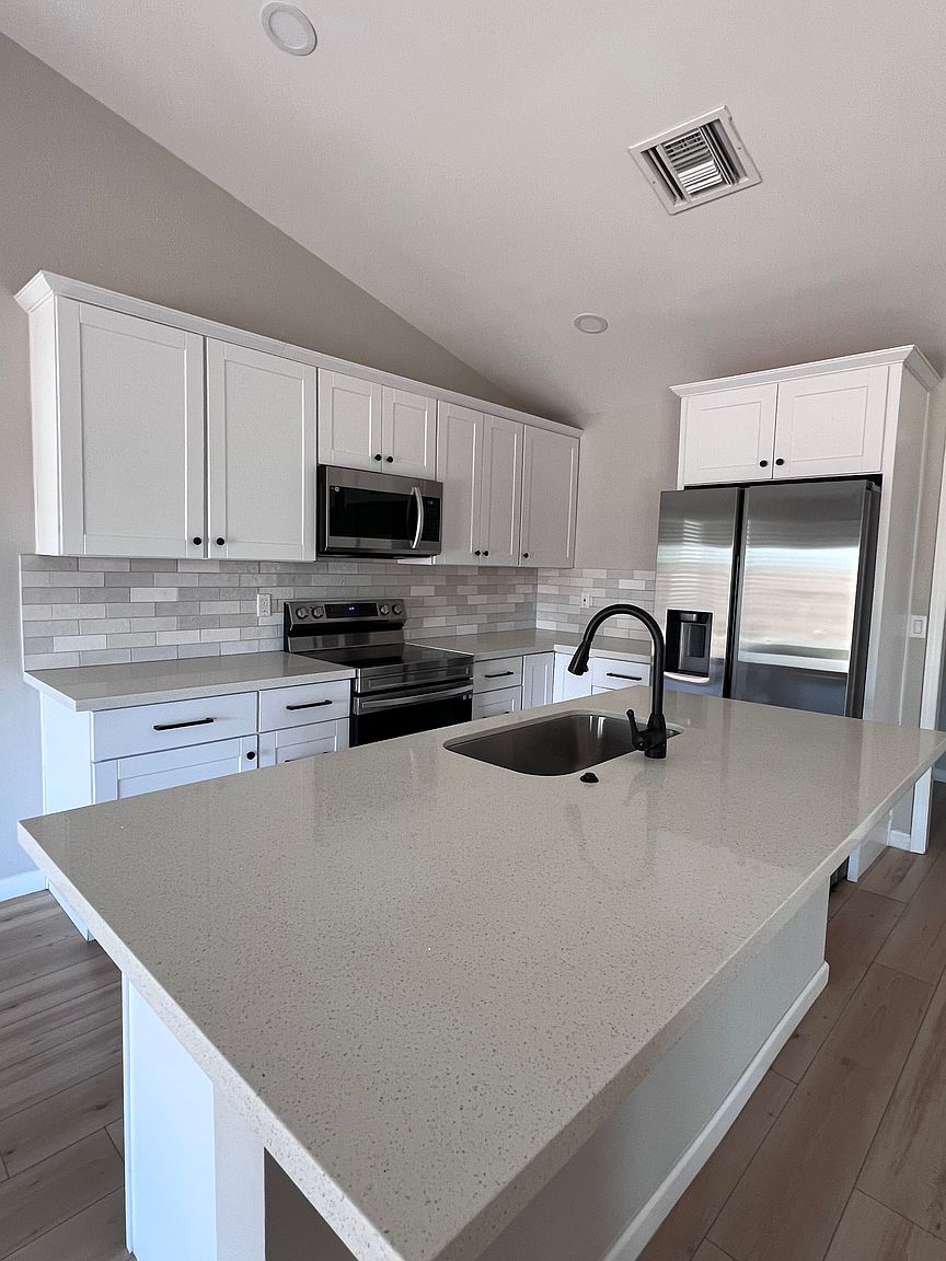 908 W Ross Ave photo 4