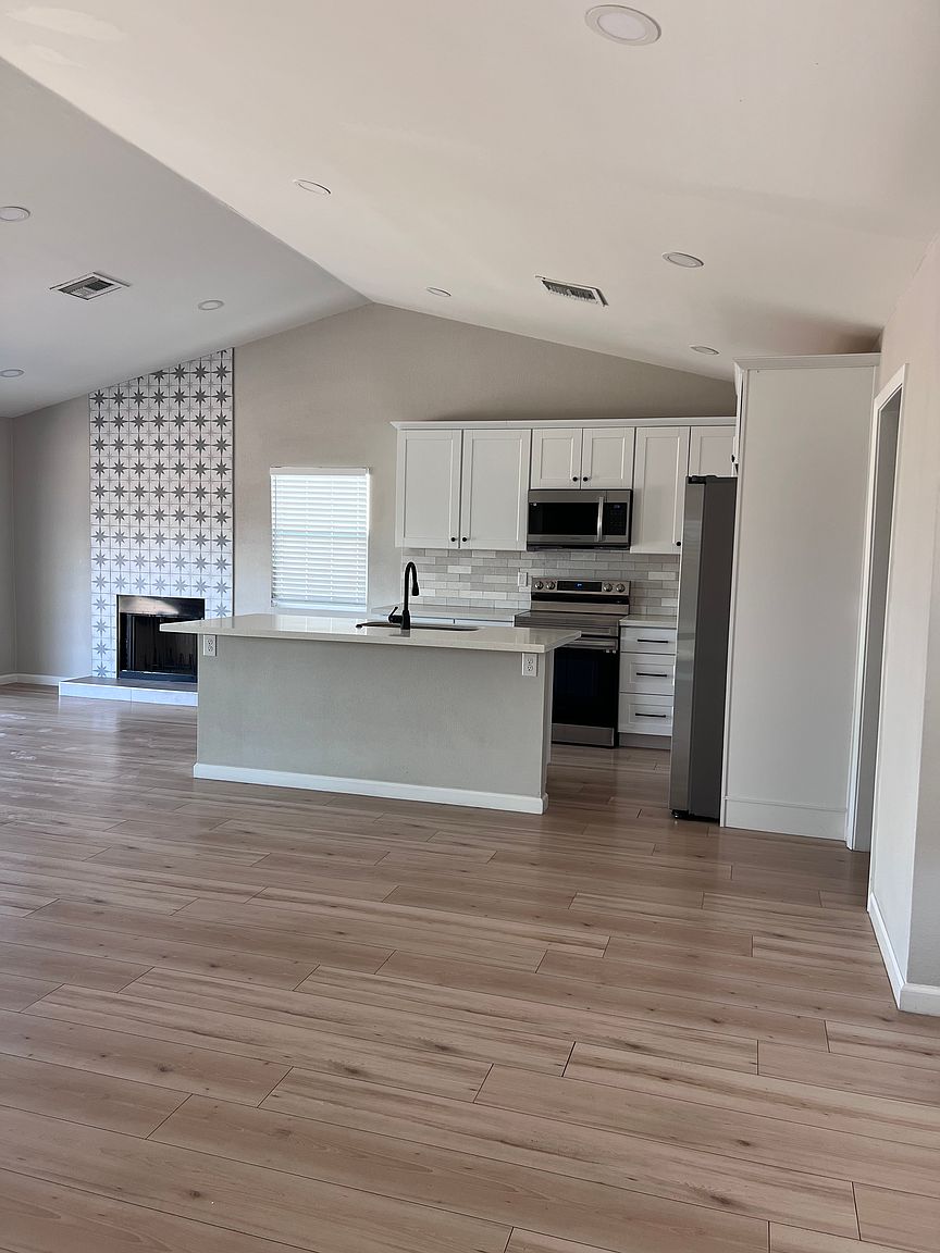 908 W Ross Ave photo 2