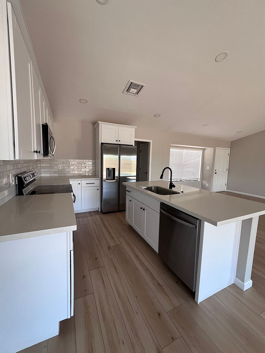 908 W Ross Ave photo 5