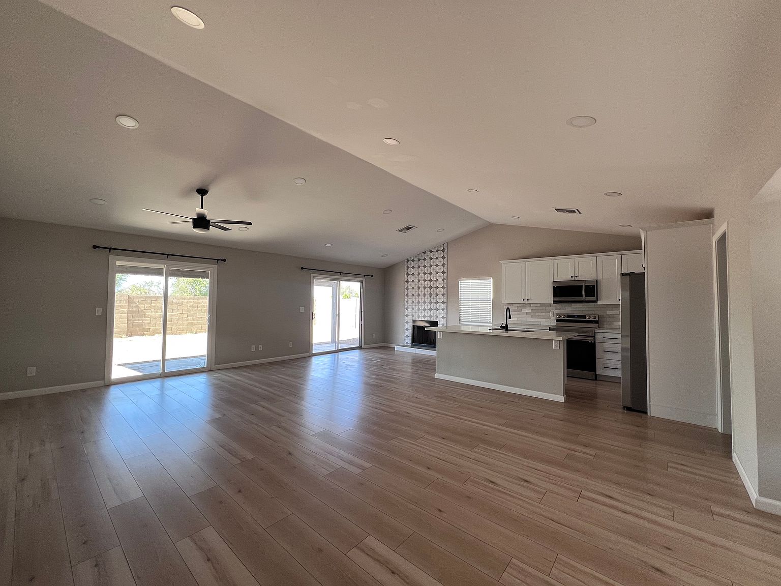 908 W Ross Ave photo 3