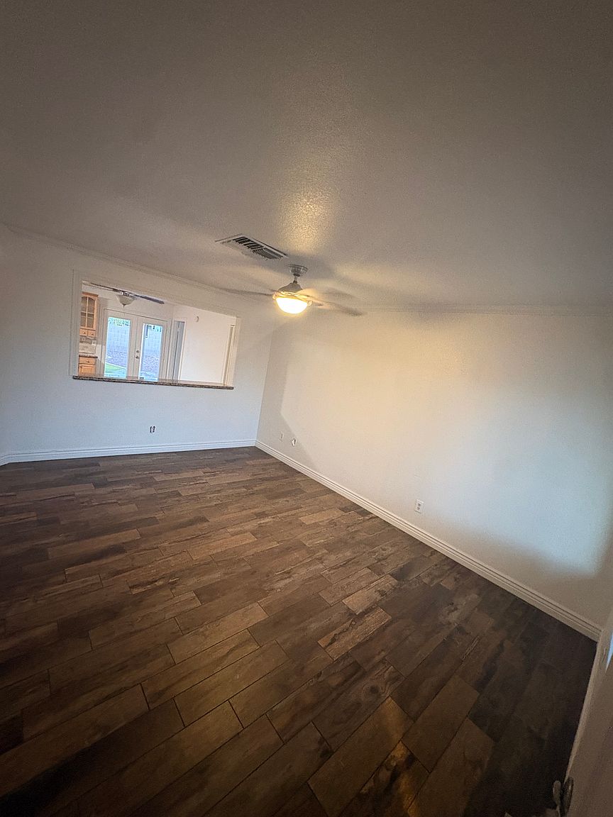 1120 W Ross Ave photo 4