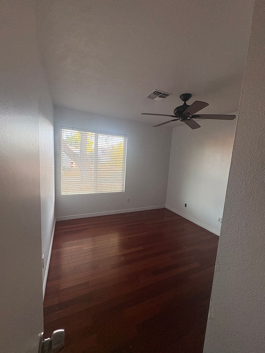 1120 W Ross Ave photo 3