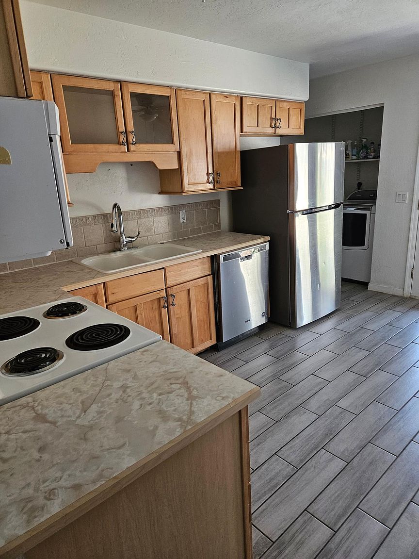 406 E Wickieup Ln photo 3