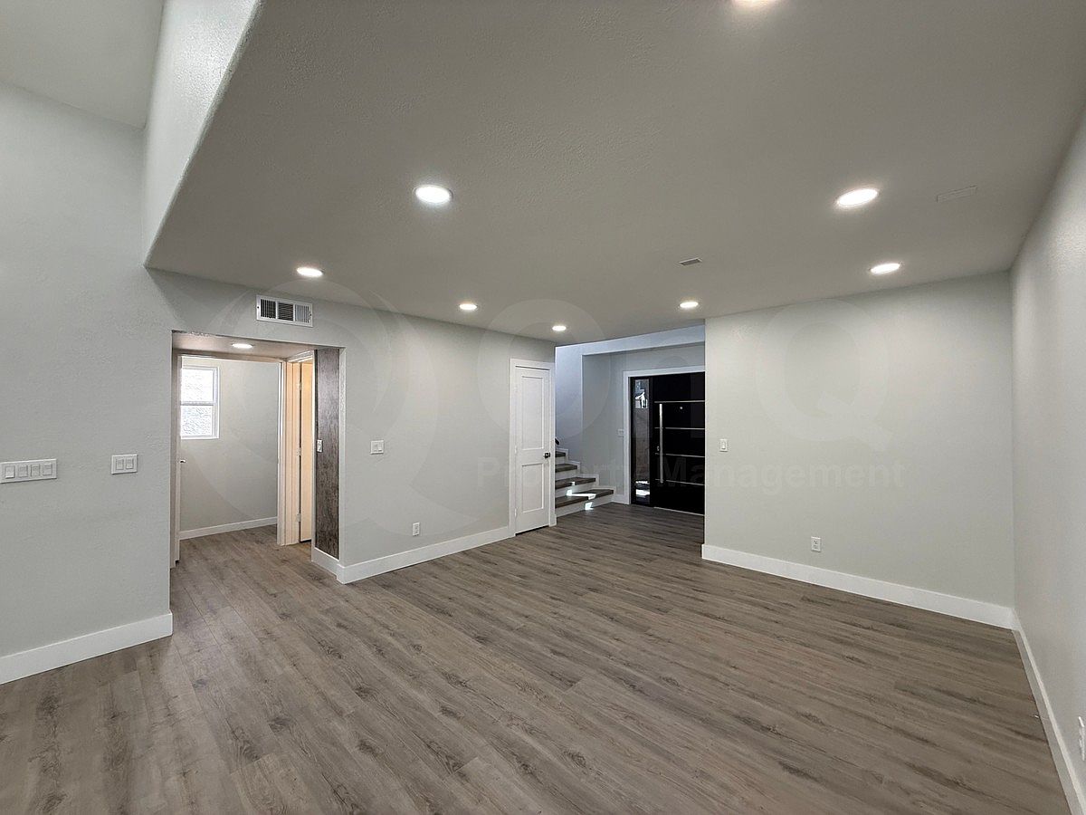 412 E Utopia Rd photo 4