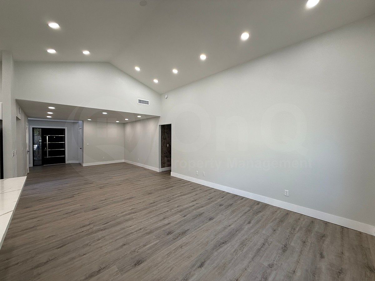 412 E Utopia Rd photo 3