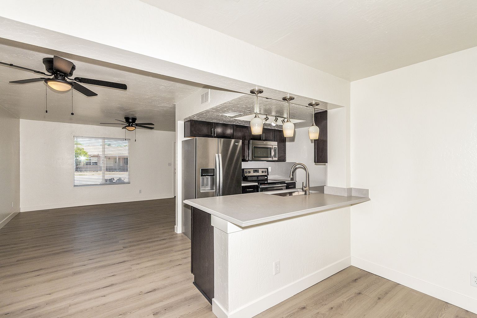 302 W Kristal Way photo 4