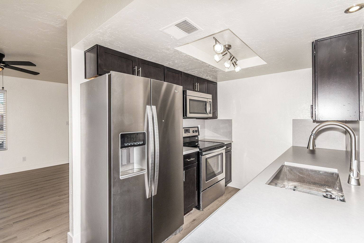 302 W Kristal Way photo 3