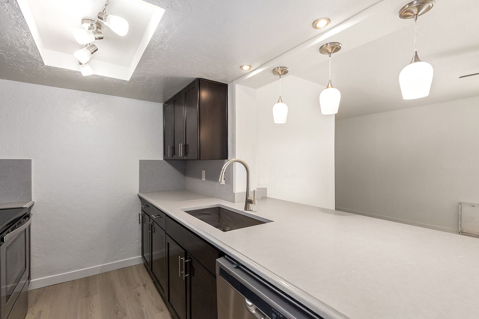 302 W Kristal Way photo 2