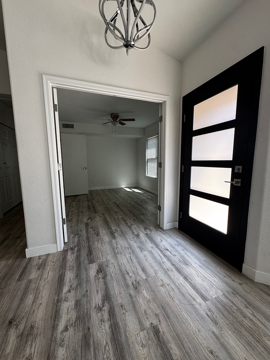 4833 E Abraham Ln photo 3
