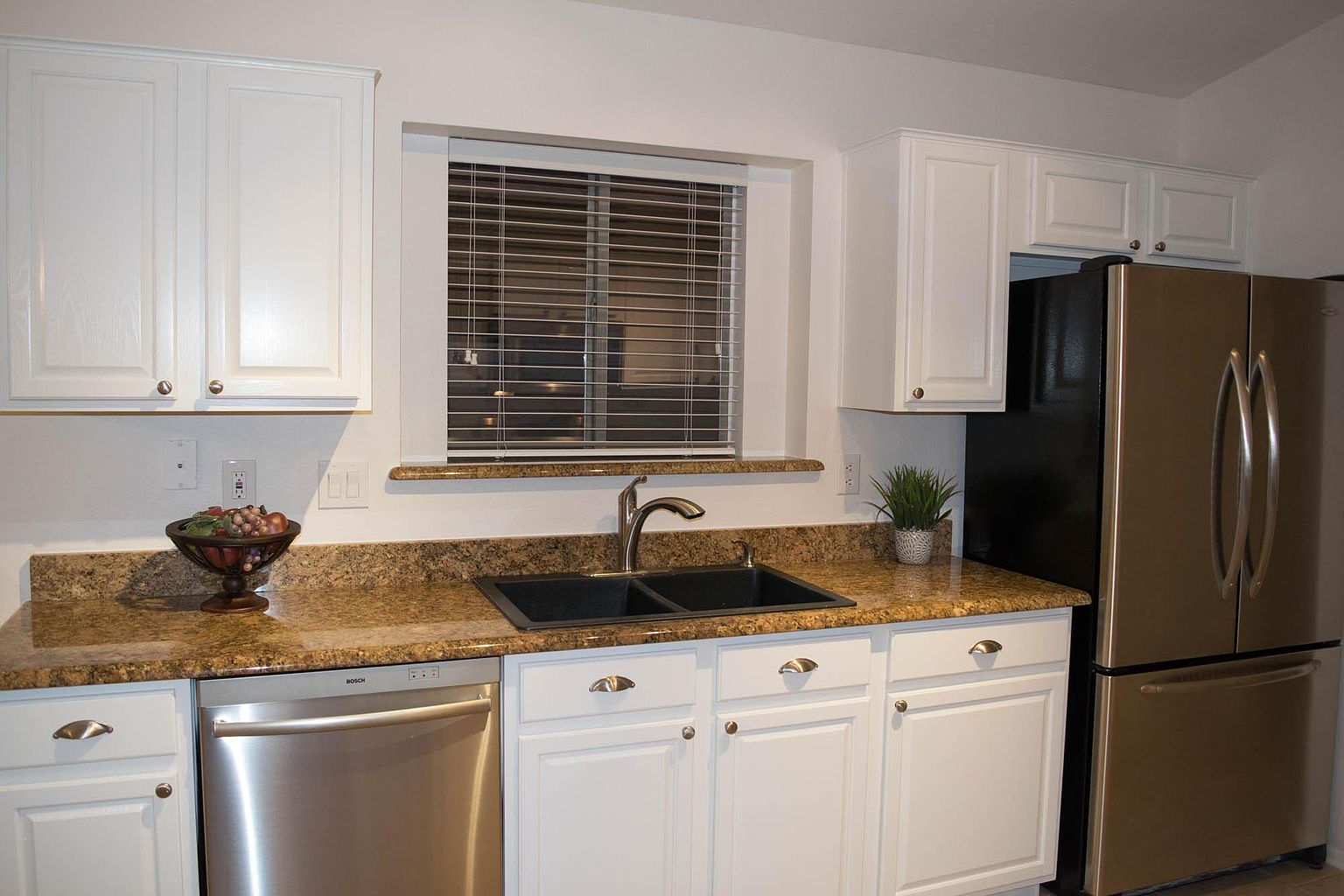 4709 E Abraham Ln photo 3