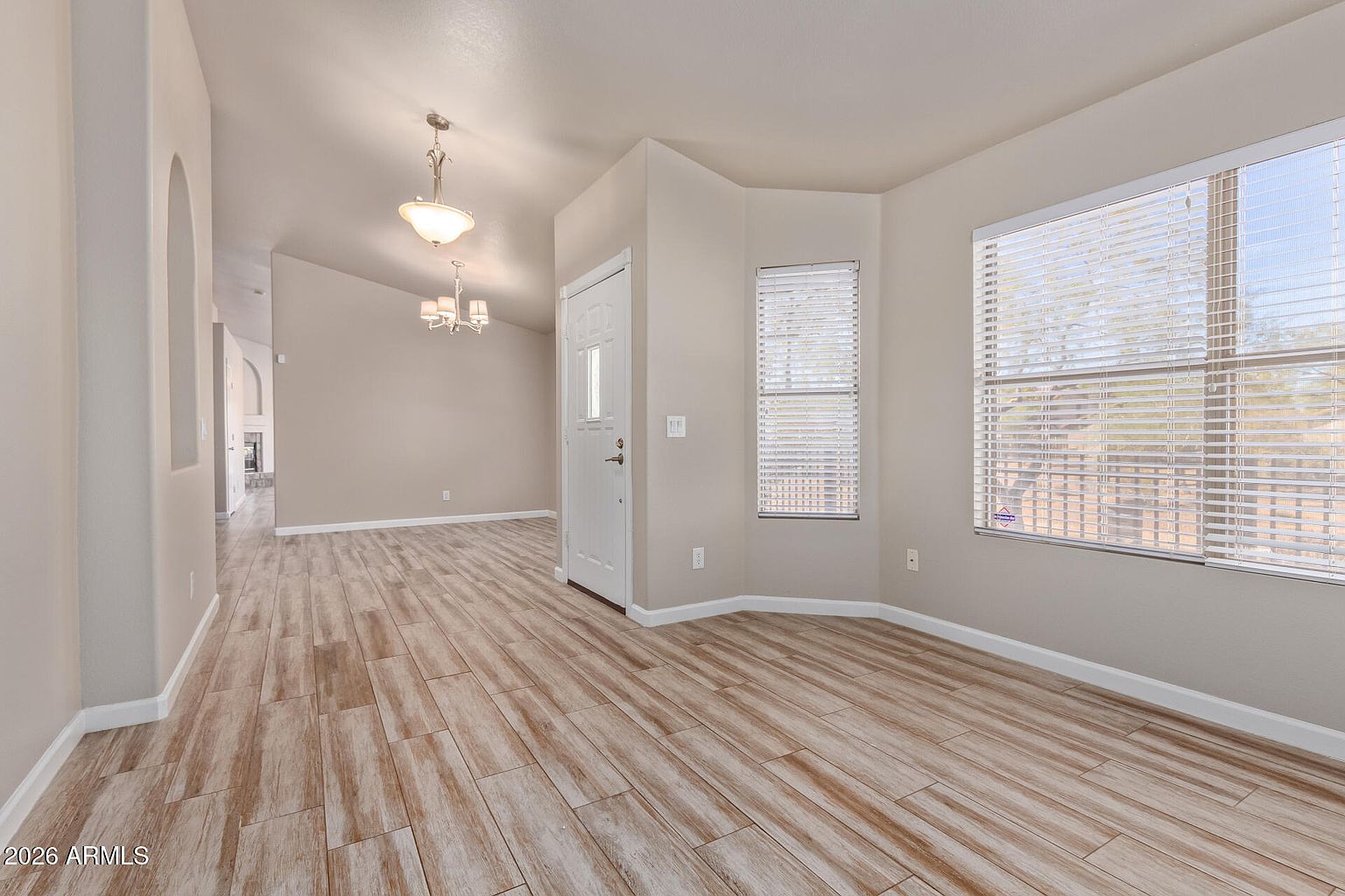 4607 E Abraham Ln photo 3