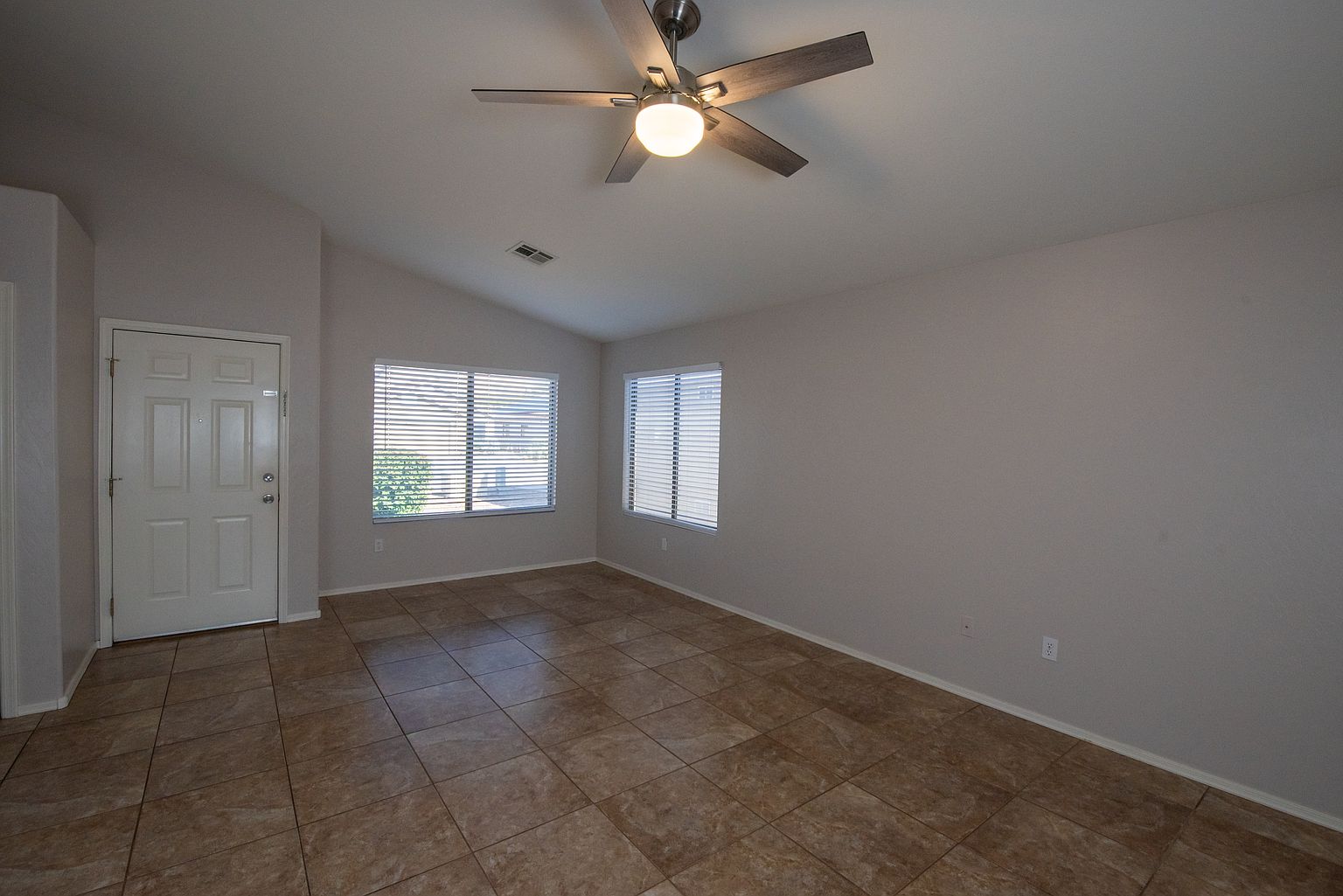 833 E Ross Ave photo 5