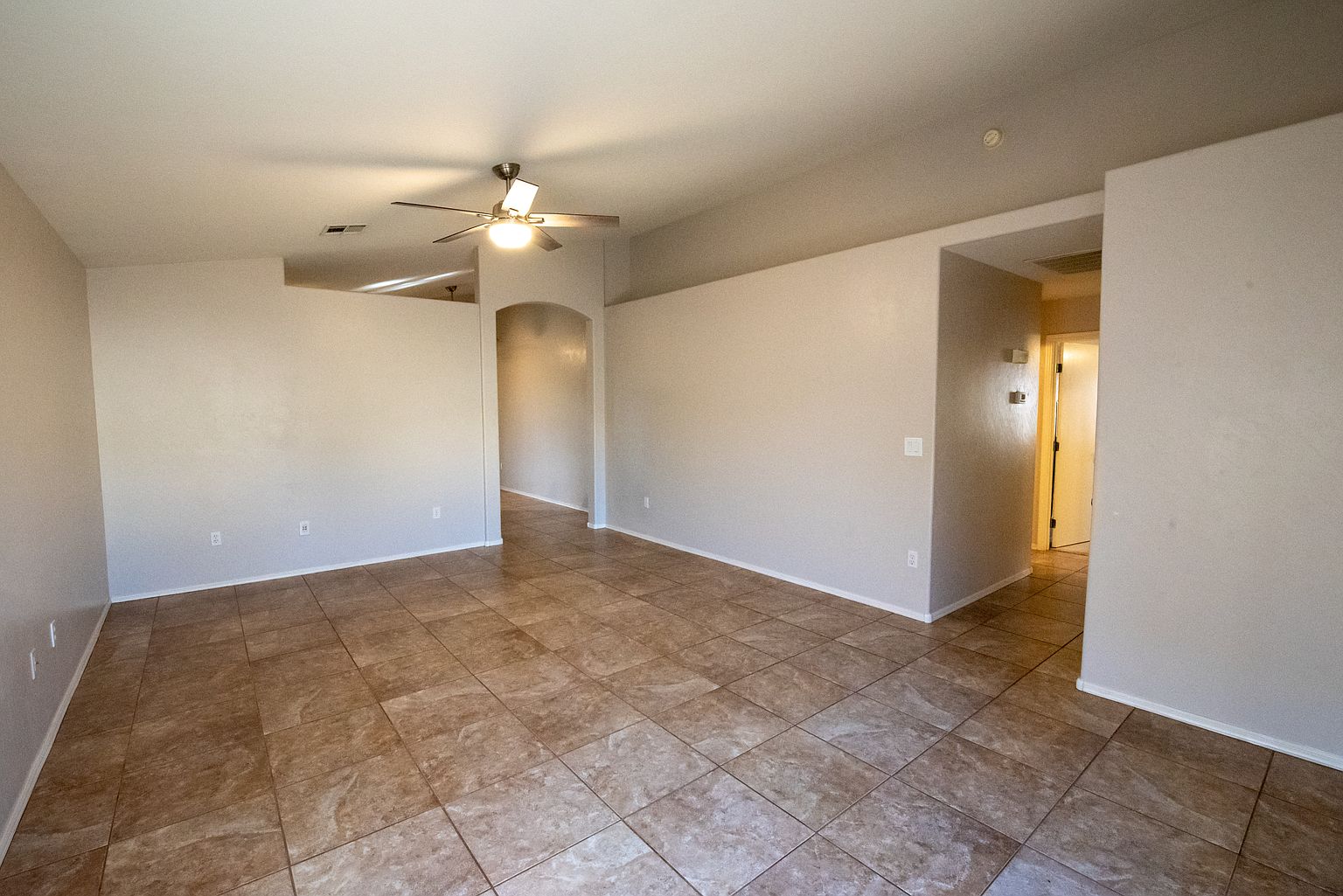 833 E Ross Ave photo 4