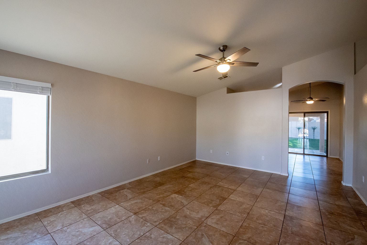 833 E Ross Ave photo 3
