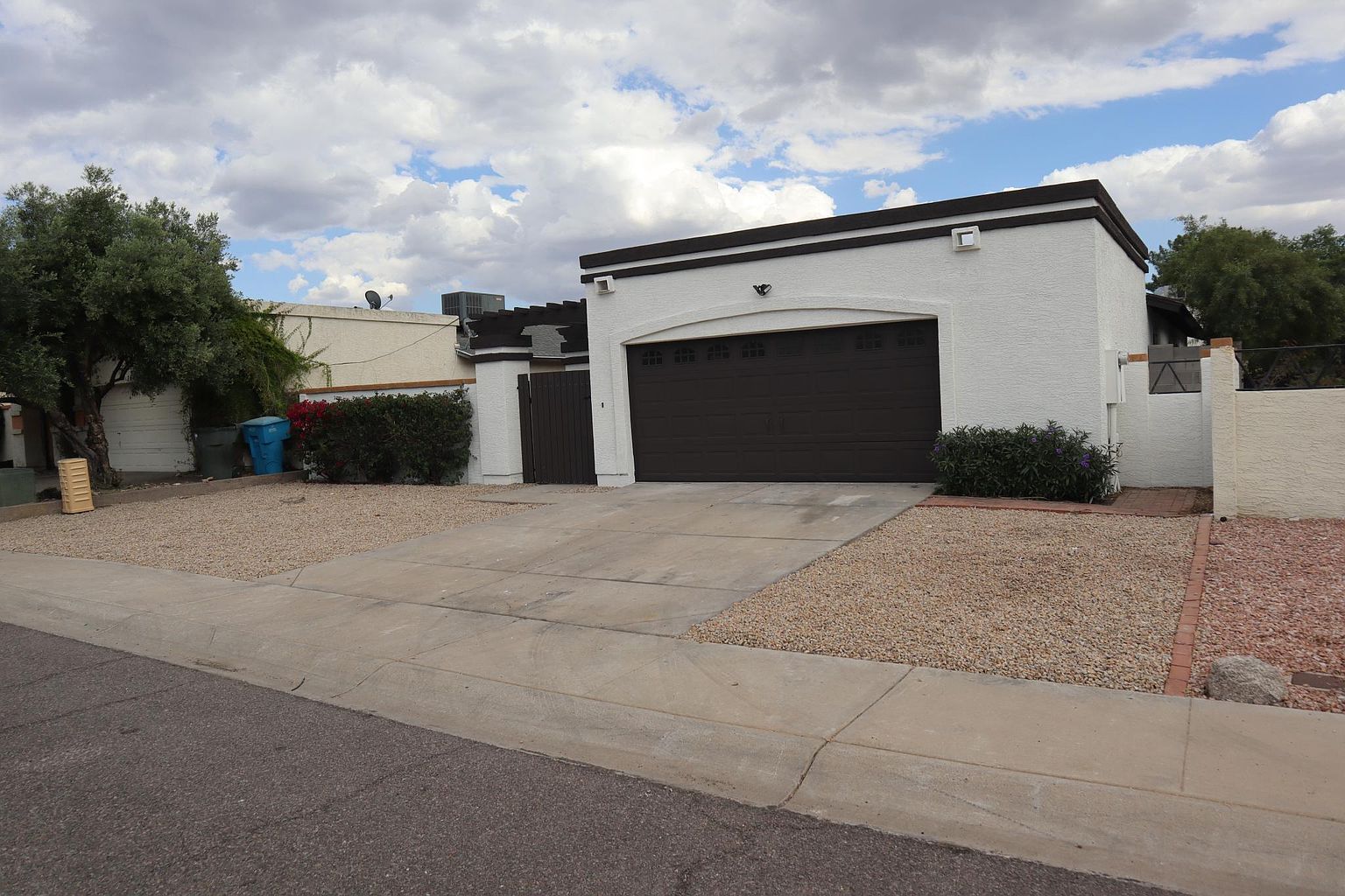 1449 E Kerry Ln photo 2