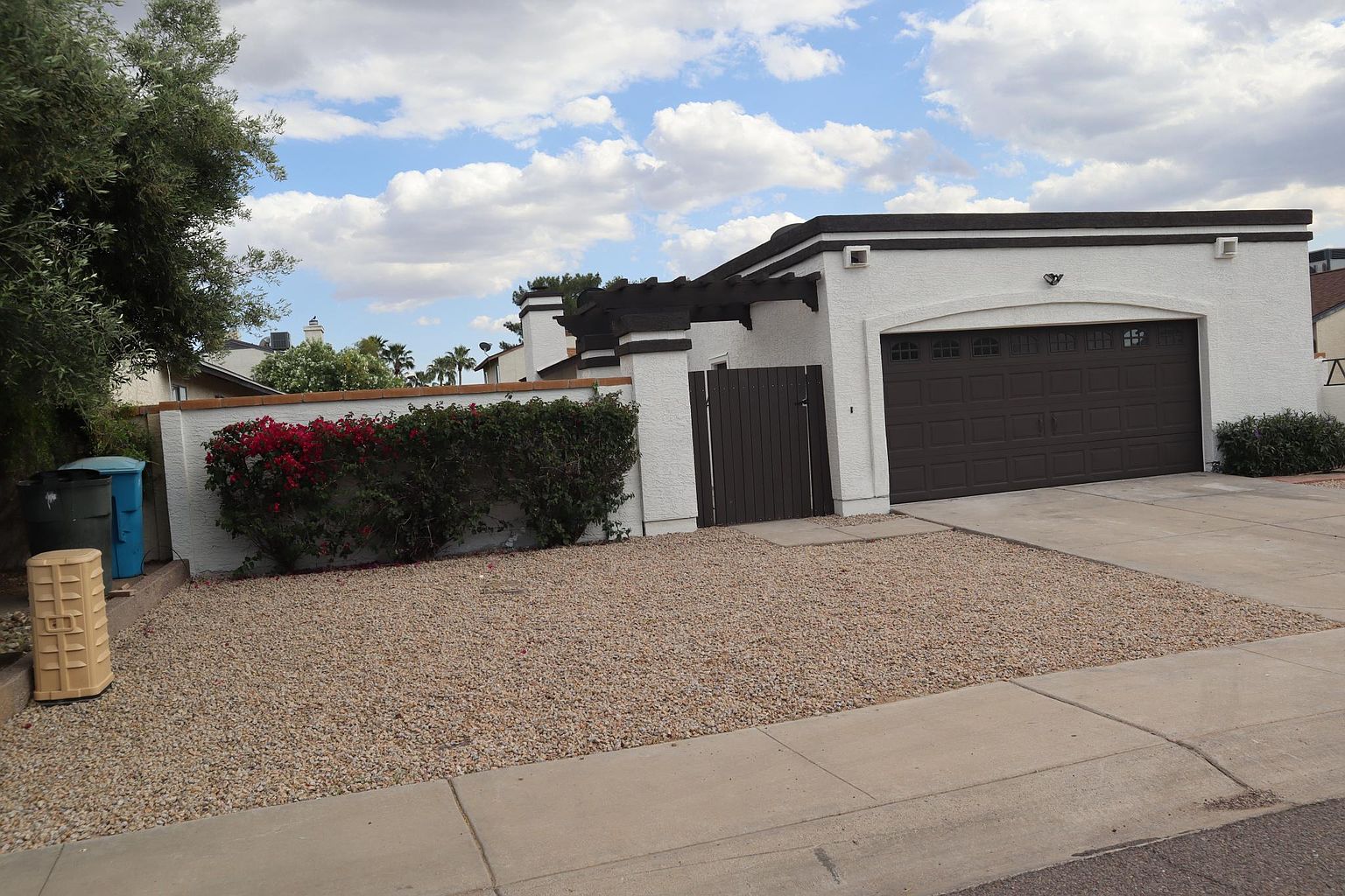 1449 E Kerry Ln photo 3