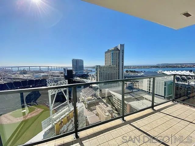 325 7th Ave photo 4