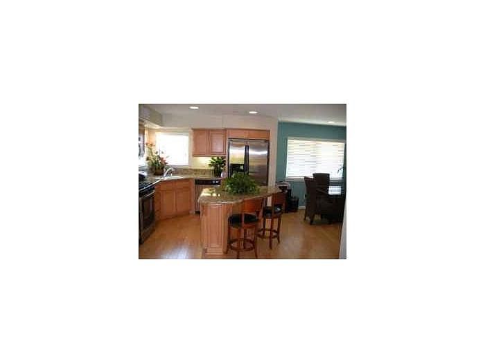1045 Loretta Ln Carlsbad, CA 92008 photo 2