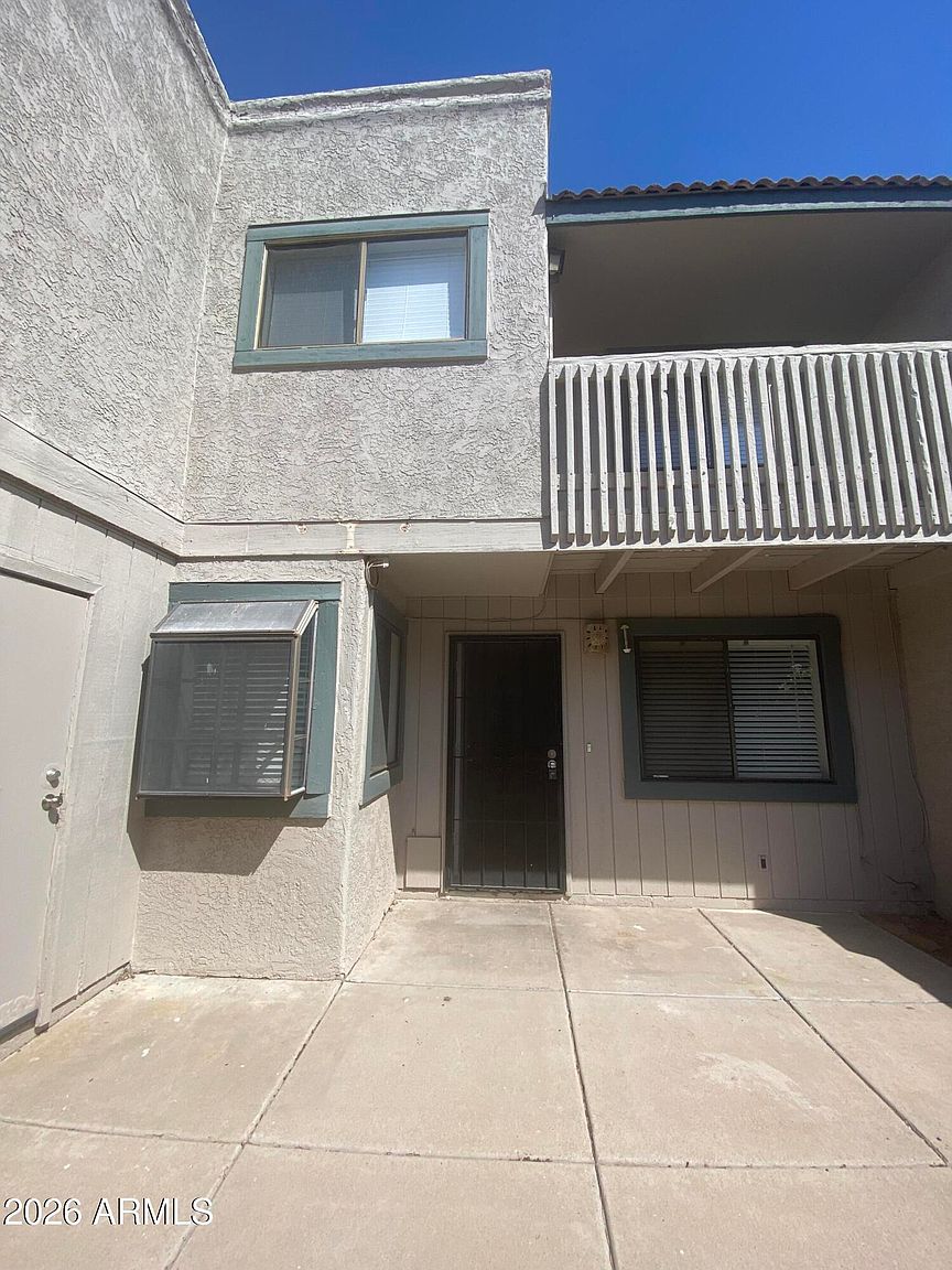 2311 E Hartford Ave photo 4