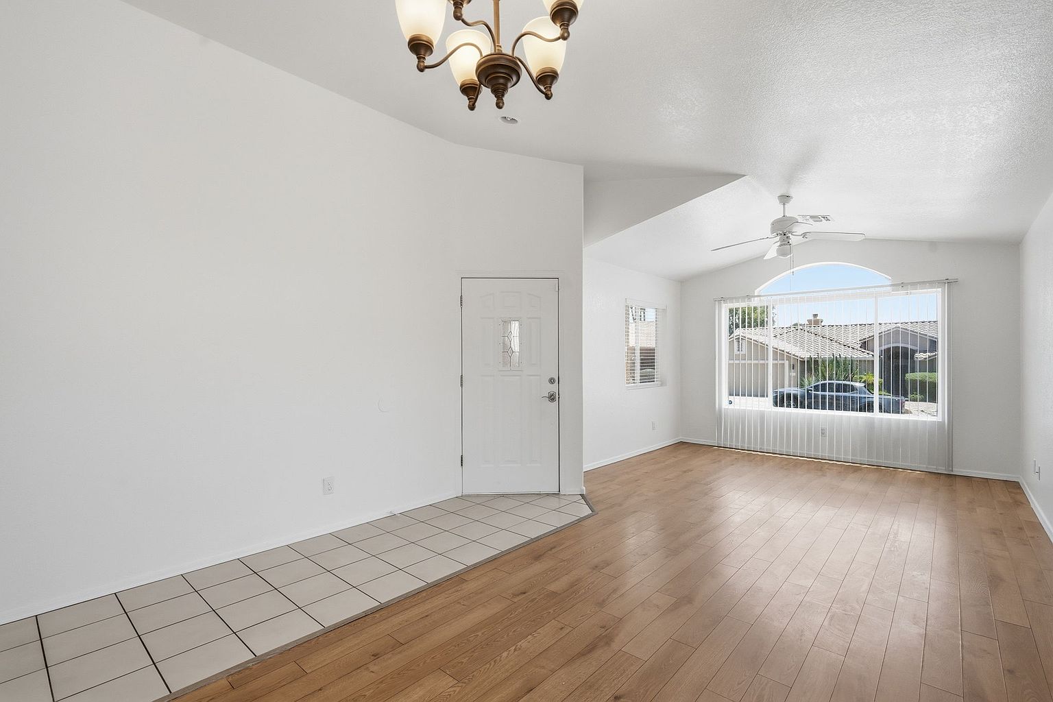 1302 E Michelle Dr photo 4