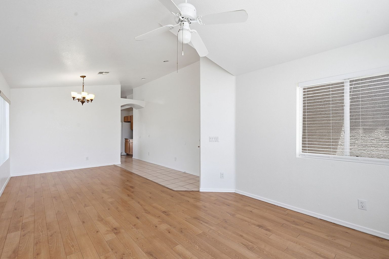 1302 E Michelle Dr photo 2
