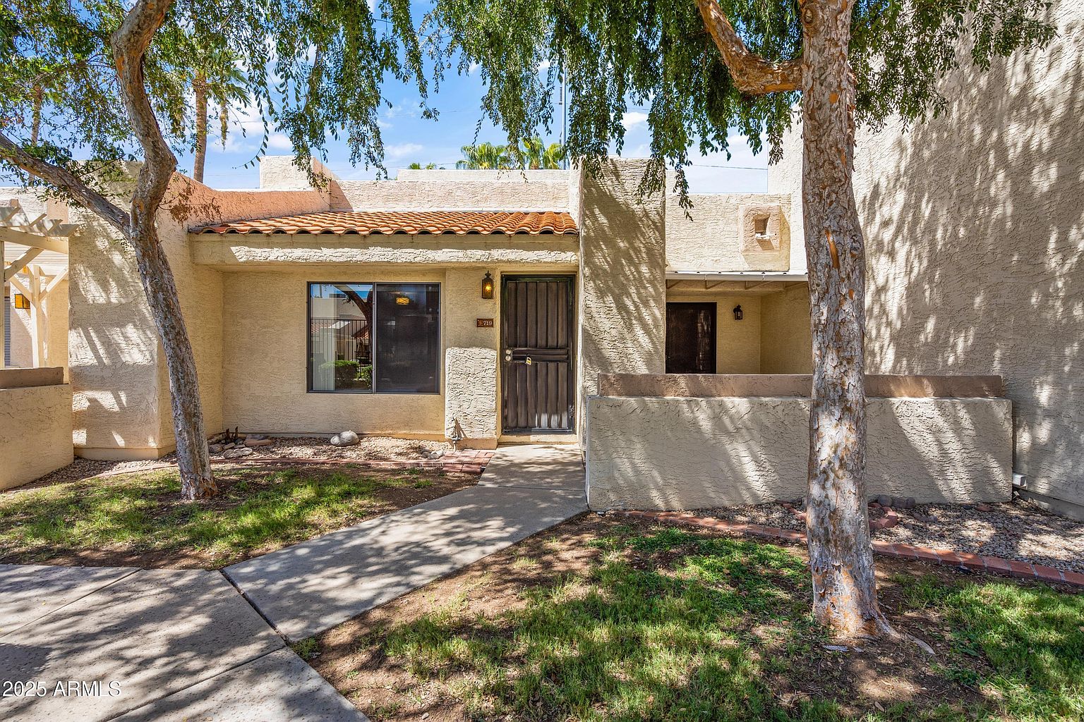 719 E LOLA Drive photo 4