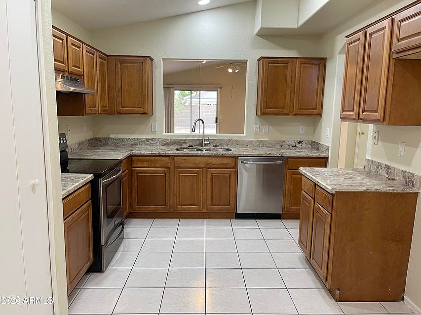 2311 E Kelton Ln photo 3