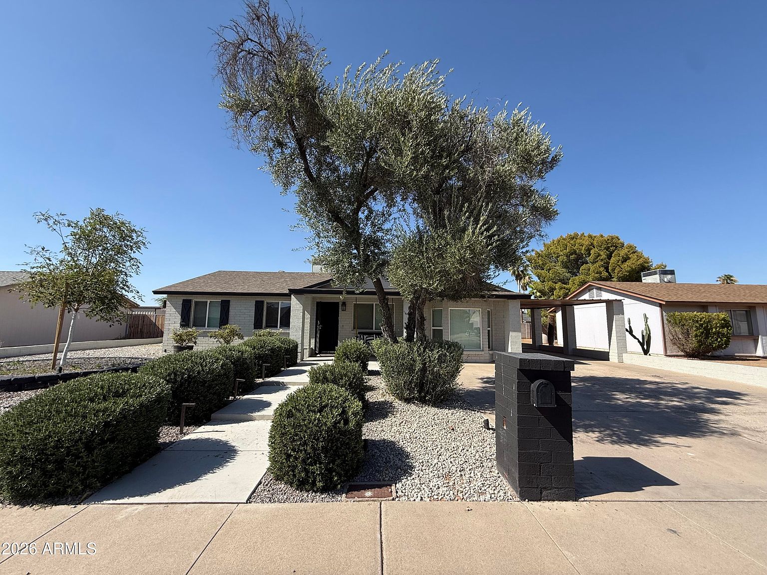 2116 E MARCONI Avenue photo 2