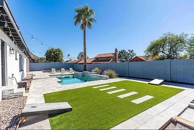 701 E Country Gables Dr photo 3