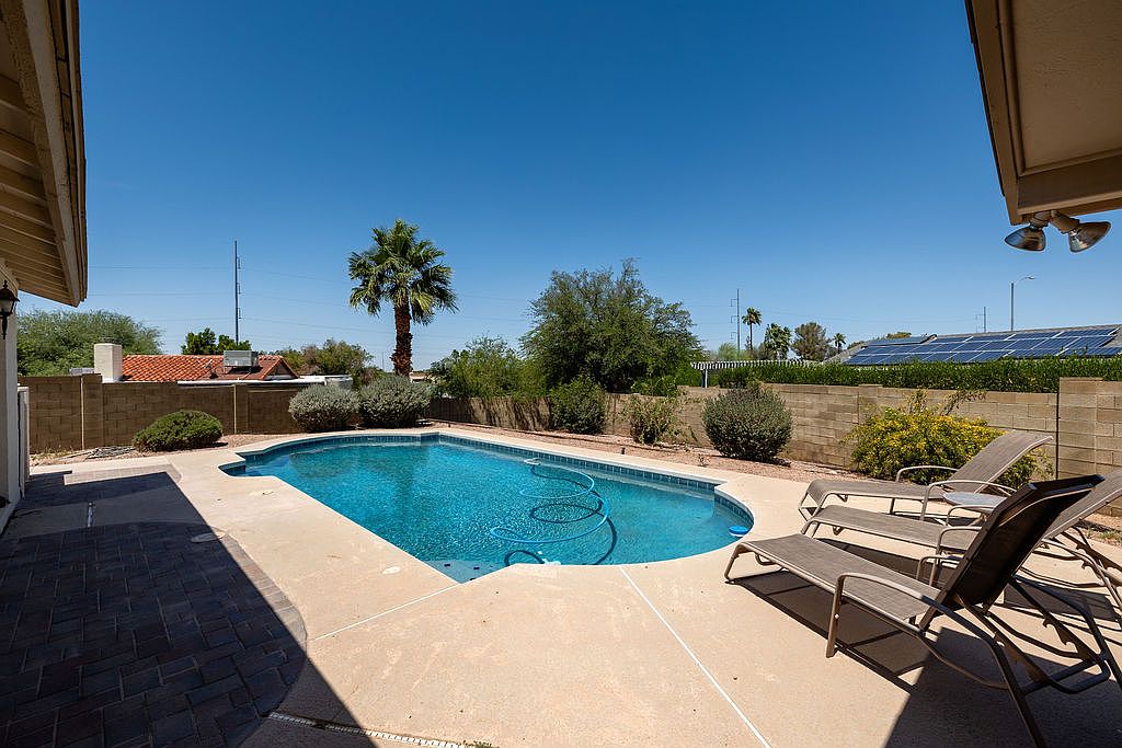 802 E Caribbean Ln photo 2