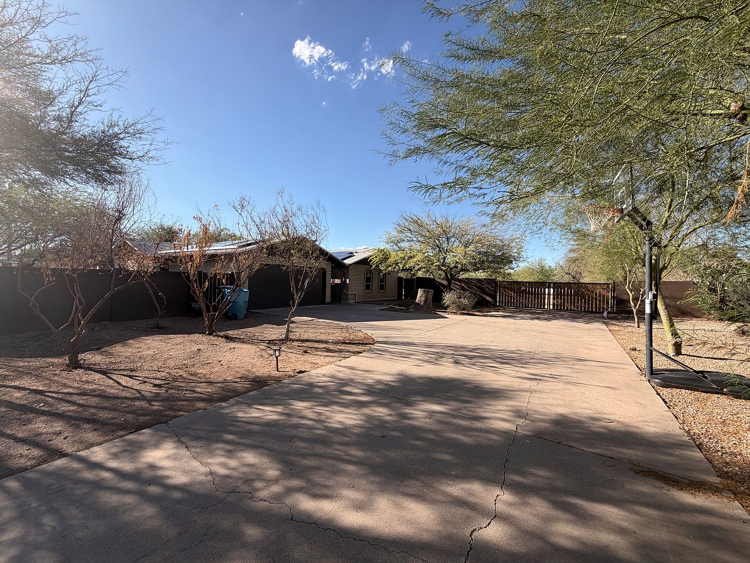 810 E Friess Dr photo 2