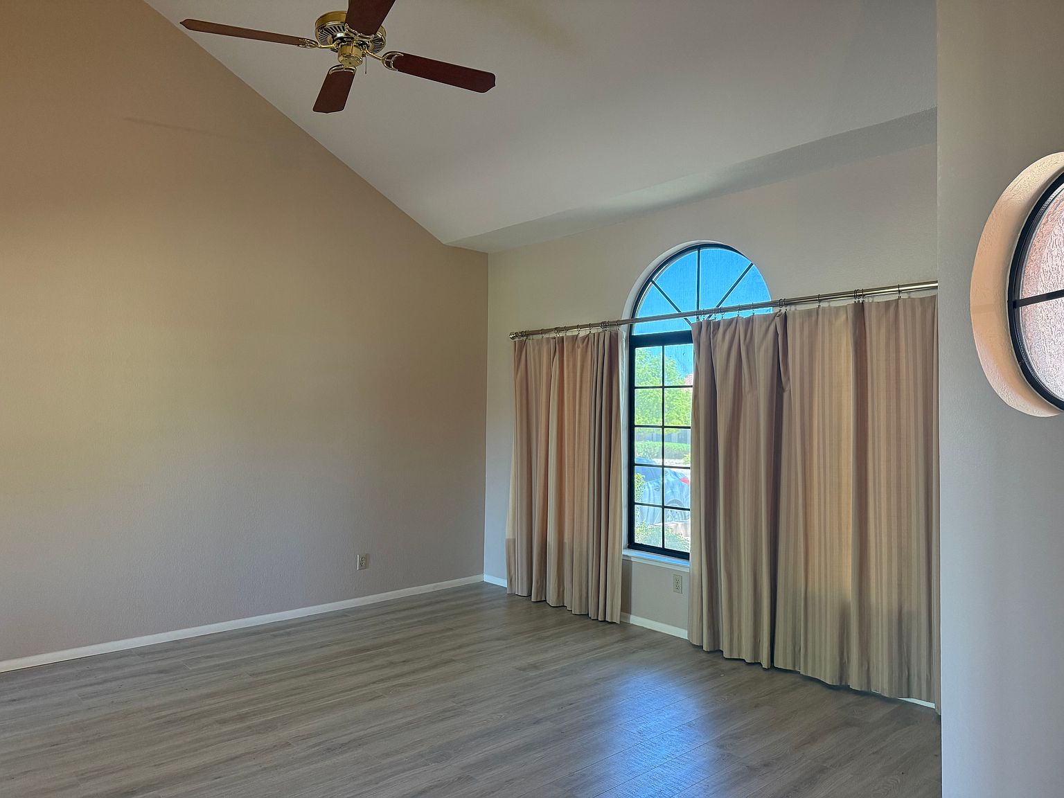 1814 E Sheena Dr photo 3