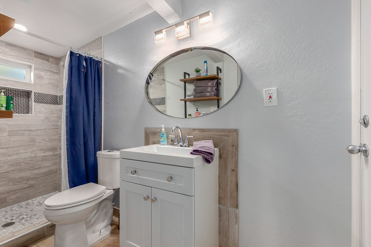 2844 E Blanche Dr photo 5