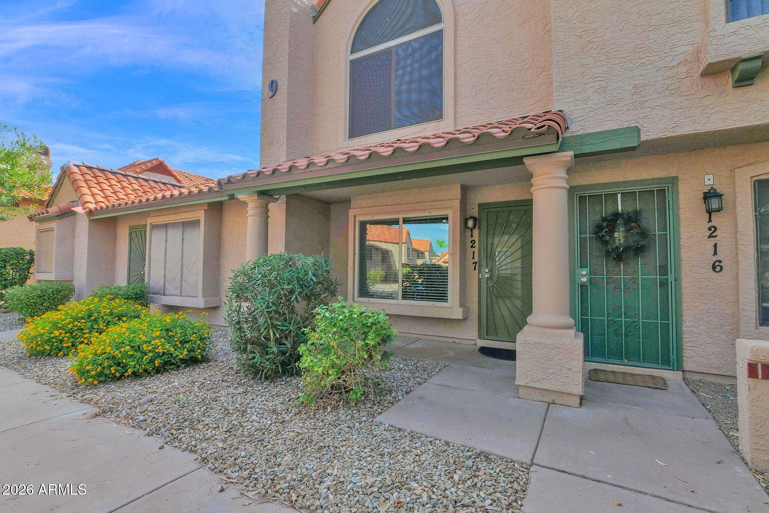 4901 E Kelton Ln photo 2