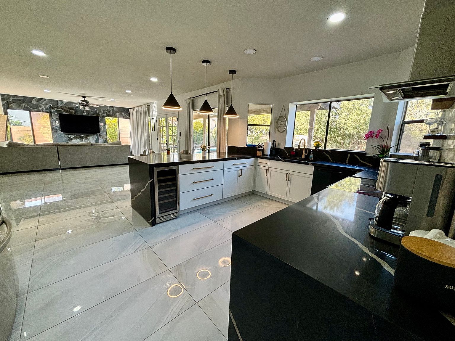 5544 E Kelton Ln photo 2