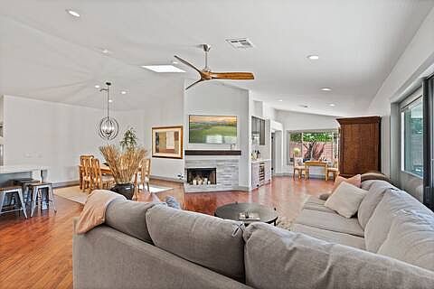 5362 E Kelton Ln photo 3
