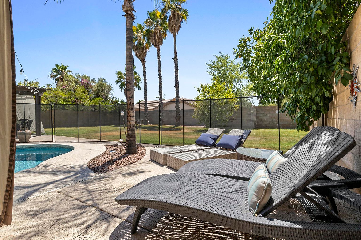 5302 E Kelton Ln photo 2
