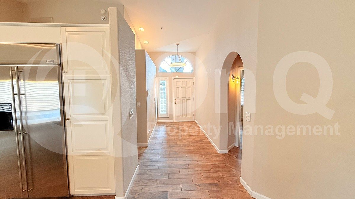9140 E Siesta Ln photo 3